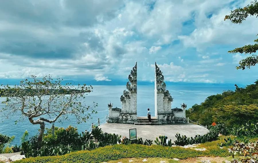 West Nusa Penida Adventure: Kelingking Hike & Crystal Bay
